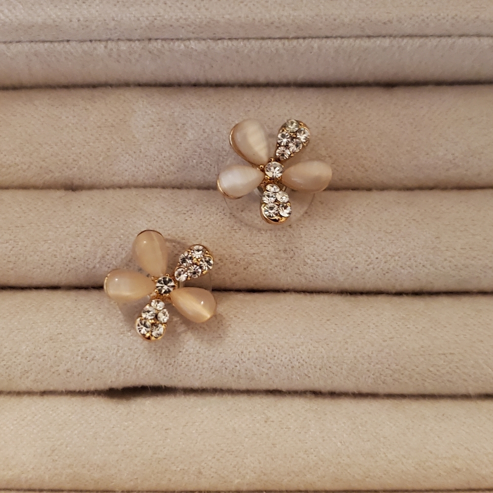 Flower shape earrings
